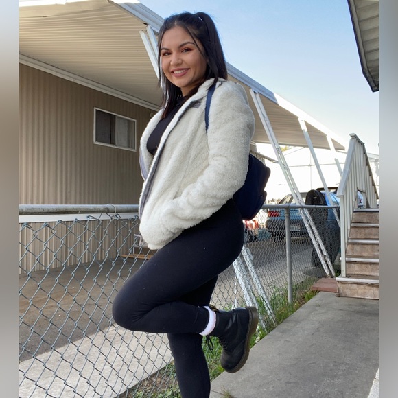 Meet your Posher, Vivian - Picture 2 of 4